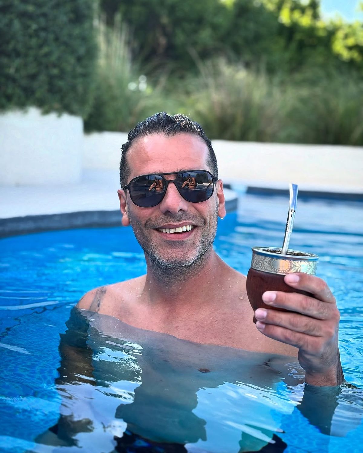 En una piscina en Mendoza, con mate en mano, se tomó una foto el periodista Lucas Jerez para cerrar el año y anunciar su futuro televisivo. En una piscina en Mendoza, con mate en mano, se tomó una foto el periodista Lucas Jerez para cerrar el año y anunciar su futuro televisivo.