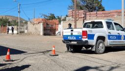 Le clavó un cuchillo en la cabeza a su novio en una violenta discusión y se escapó caminando. Le clavó un cuchillo en la cabeza a su novio en una violenta discusión y se escapó caminando.