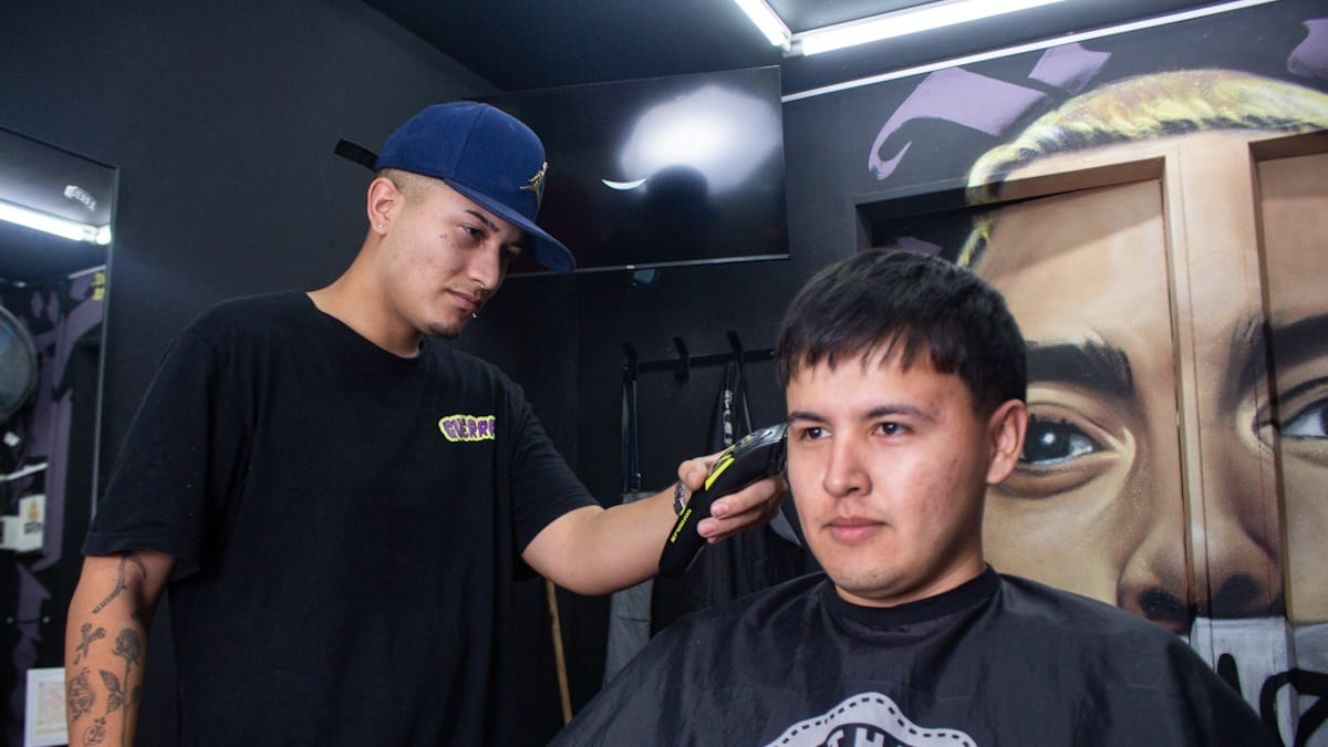 El barbero en pleno corte. El barbero en pleno corte.