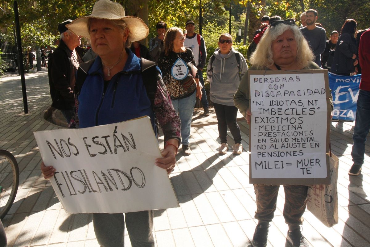 Jubilados de Mendoza marcharon por 58° vez en Mendoza. Jubilados de Mendoza marcharon por 58° vez en Mendoza.