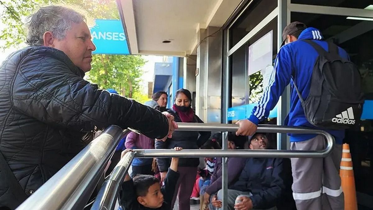 ANSES confirmó que pagará un SUELDO MÍNIMO antes que termine febrero: quiénes lo cobran