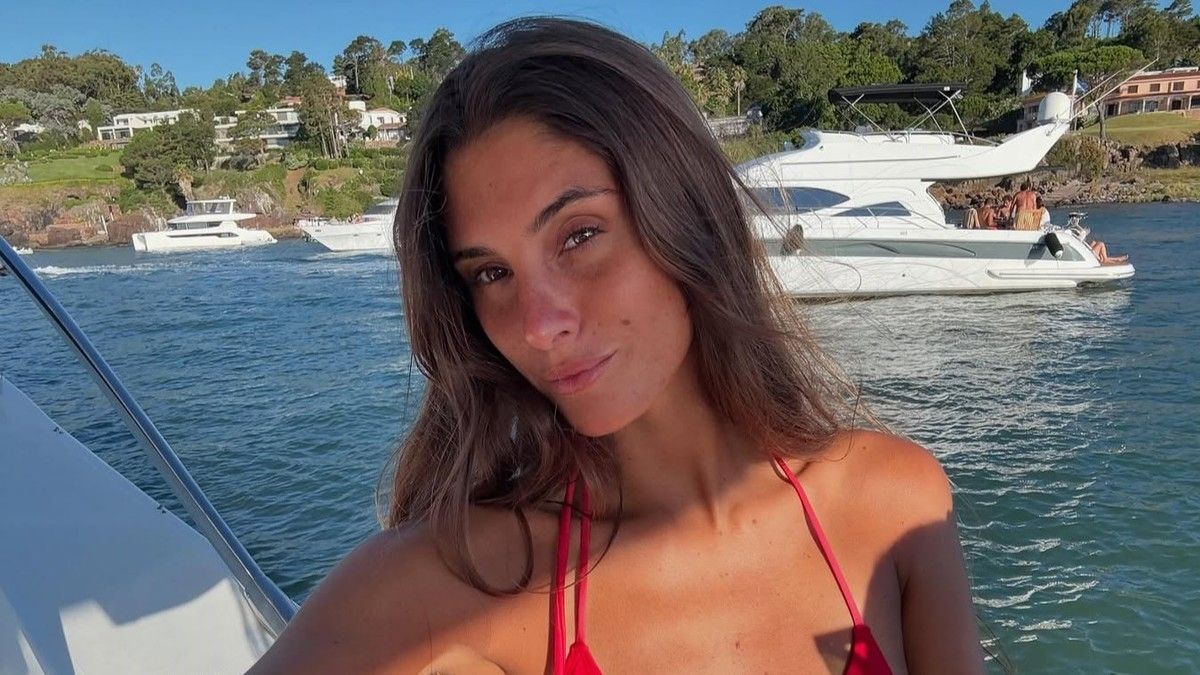 Las explosivas fotos de Lola Latorre en microbikini blanca desde las playas de Cerdeña
