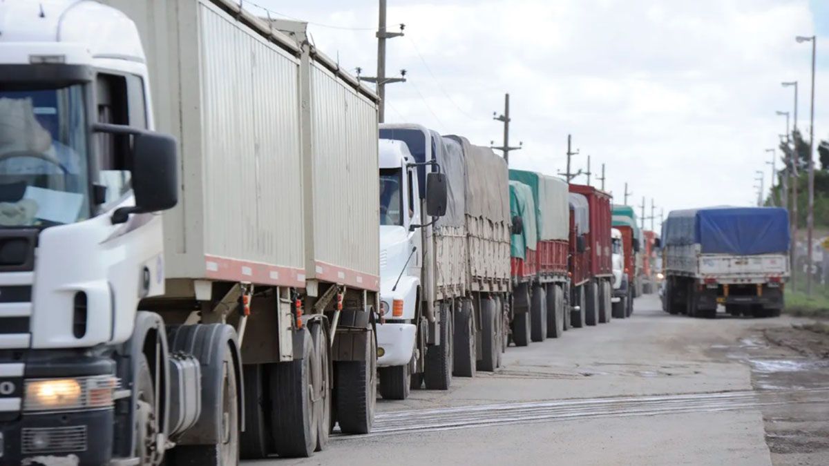 Los vehículos del Sindicato de Camioneros permanecerán en la destilería de Luján de Cuyo. Imagen ilustrativa. Los vehículos del Sindicato de Camioneros permanecerán en la destilería de Luján de Cuyo. Imagen ilustrativa.