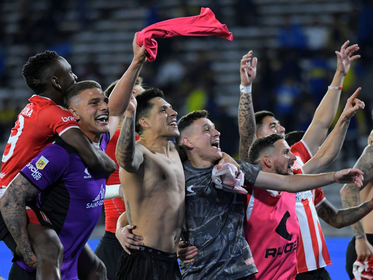 Enzo liiderando el festejo de Estudiantes.