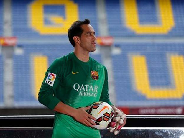Bravo pasó la revisión médica  y firmó contrato con el Barcelona