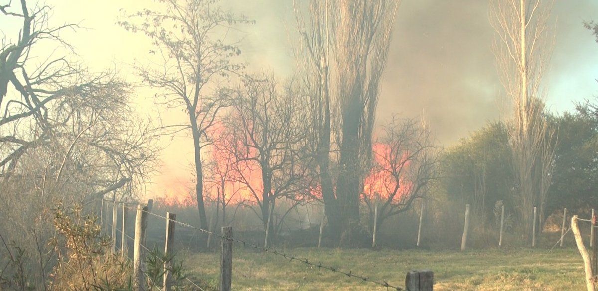 El fuego de una quema de pastizales puso en riesgo a una familia