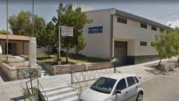Un policía es sospechoso de robarle a la mujer que dormía con su marido muerto