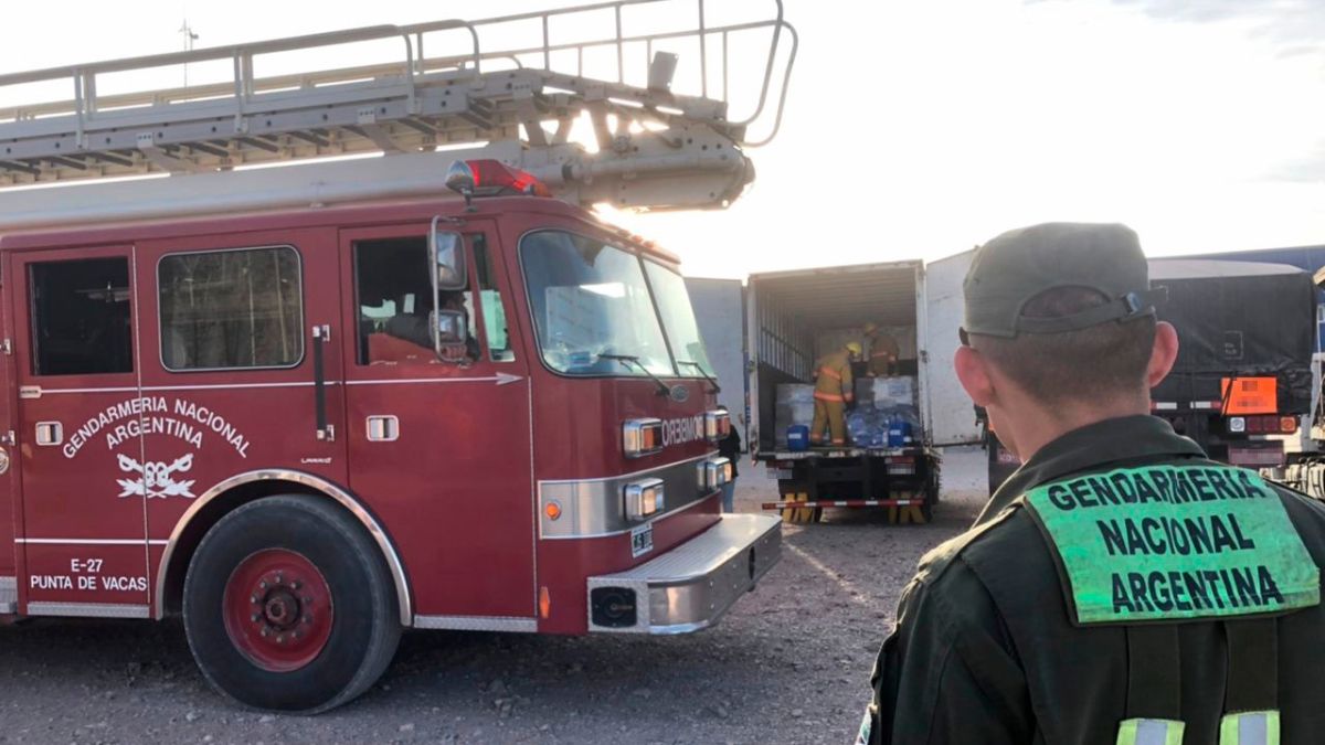 Participó del operativo una autobomba del destacamento 27 de Gendarmería debido a la presencia de peligrosos líquidos corrosivos.