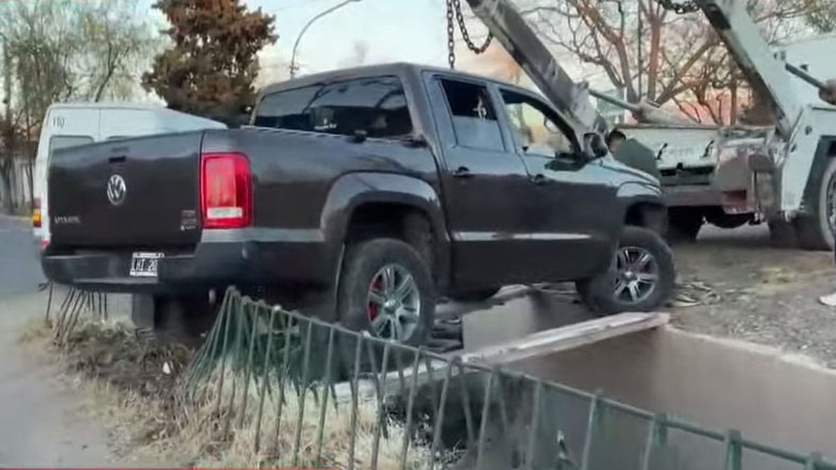 Un conductor alcoholizado casi atravesó un zanjón en Guaymallén con su camioneta. Un conductor alcoholizado casi atravesó un zanjón en Guaymallén con su camioneta.