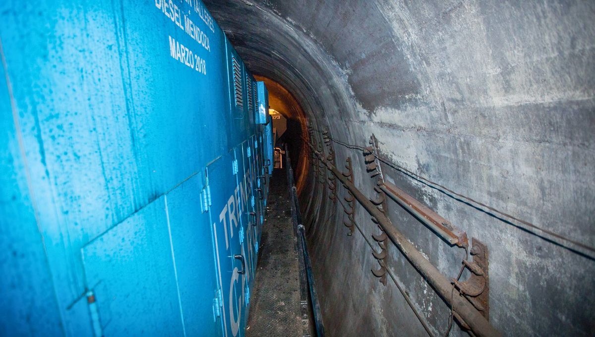 Se dice que el humo de las locomotoras a vapor hacía que fuese casi imposible circular por ahí y que algunas veces habia que auxiliar a maquinistas semi asfixiados. Se dice que el humo de las locomotoras a vapor hacía que fuese casi imposible circular por ahí y que algunas veces habia que auxiliar a maquinistas semi asfixiados.