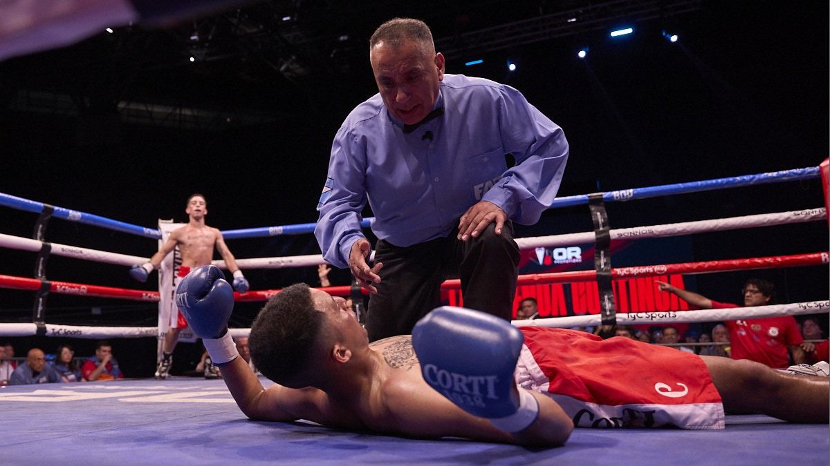 Facundo Aros debutó metiendo un furibundo zurdazo a Víctor Díaz, que escuchó la cuenta no finalizada del árbitro Javier Luján, para el KOT2. Facundo Aros debutó metiendo un furibundo zurdazo a Víctor Díaz, que escuchó la cuenta no finalizada del árbitro Javier Luján, para el KOT2.