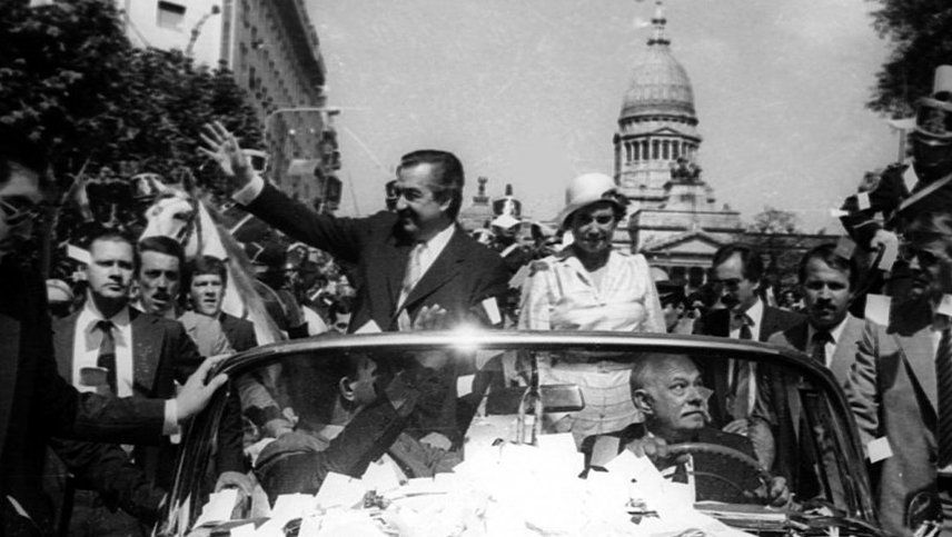 Raúl Alfonsín durante los festejos en el 1983.
