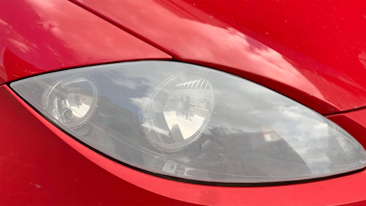 Limpiar los faros del auto aumenta la capacidad lumínica. Limpiar los faros del auto aumenta la capacidad lumínica.