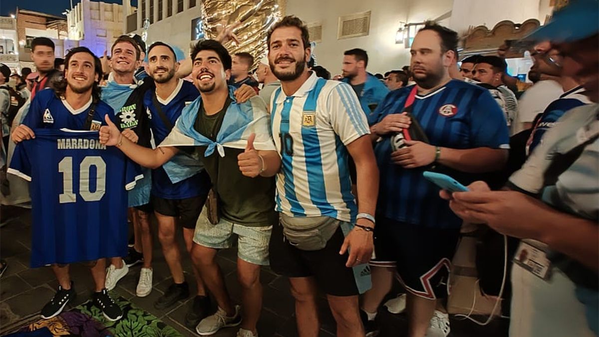 Todo el grupo de mendocinos en el "puestito" de camisetas de la Selección Argentina.