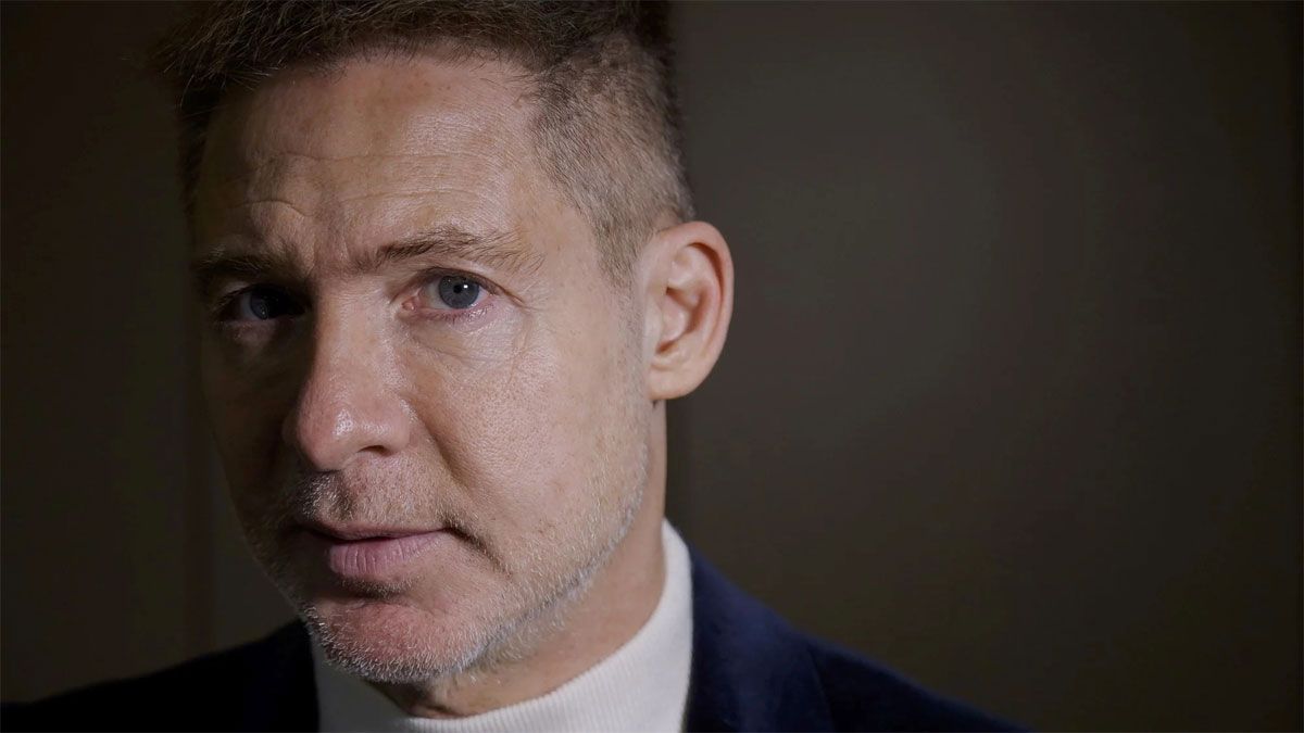 Adrián Suar interpreta a Fernando Ferro en la película Corazón loco, de Netflix.