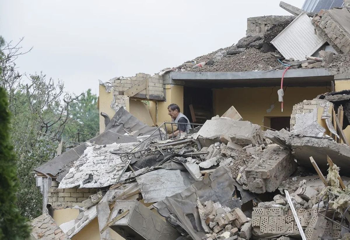 Un hombre limpia escombros en su vivienda, alcanzada por un cohete ruso en un pueblo cerca de Kiev. Crédito: EFE/EPA/Sergey Dolzhenko. Un hombre limpia escombros en su vivienda, alcanzada por un cohete ruso en un pueblo cerca de Kiev. Crédito: EFE/EPA/Sergey Dolzhenko.