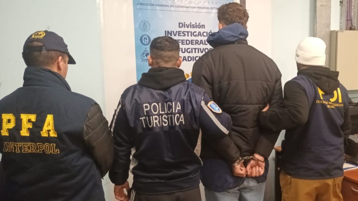 Oscar Jégou (21), cuando lo detuvieron en la Ciudad Autónoma de Buenos Aires. Oscar Jégou (21), cuando lo detuvieron en la Ciudad Autónoma de Buenos Aires.