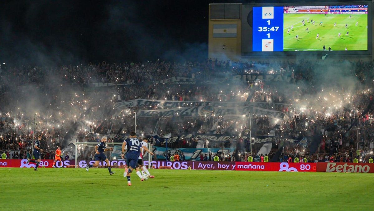 Independiente Rivadavia jug&oacute; en el Malvinas ante River y volver&aacute; en la Copa Libertadores.