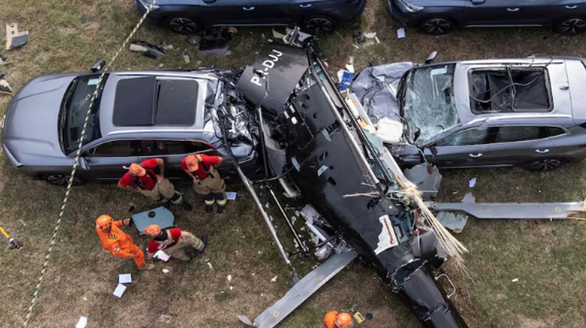 Los helicópteros se estrellaron contra una concesionaria de autos. Los helicópteros se estrellaron contra una concesionaria de autos. 