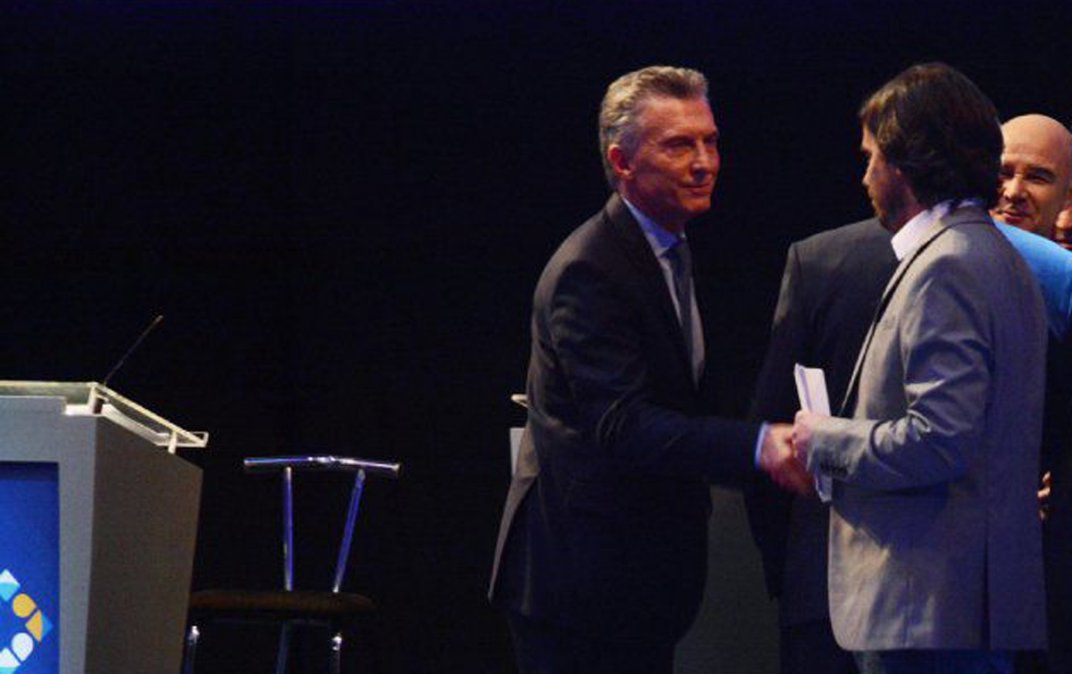 Macri y Del Caño en el debate presidencial del año pasado. Ahora se cruzaron por Twitter.