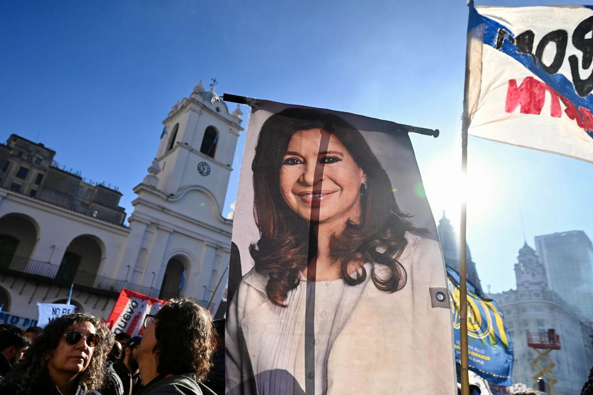 La militancia se movilizó a Plaza de Mayo por la condena a la ex presidenta Cristina Fernández. La militancia se movilizó a Plaza de Mayo por la condena a la ex presidenta Cristina Fernández.