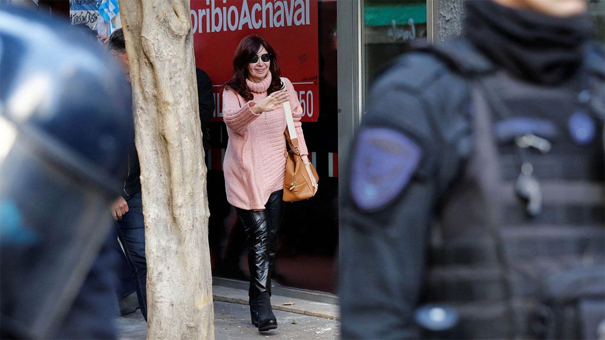 El atentado a Cristina Kirchner se produjo cuando ella llegaba a su domicilio del barrio de Recoleta. Allí declaró ante la jueza federal María Capuchetti que investiga el intento de asesinato.