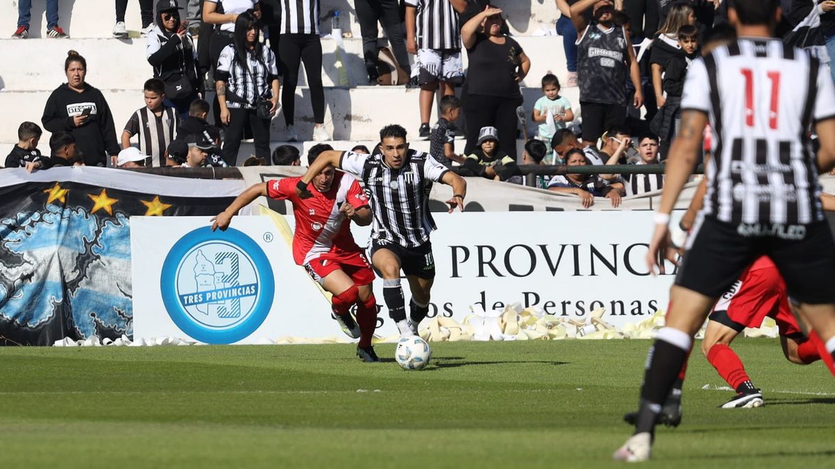 Emiliano Ozuna fue titular en la victoria del Cruzado frente al Lobo. Emiliano Ozuna fue titular en la victoria del Cruzado frente al Lobo.