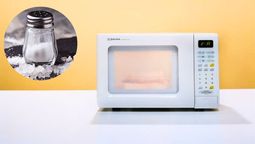 Colocar el salero dentro del microondas es una efectiva forma de eliminar la humedad
