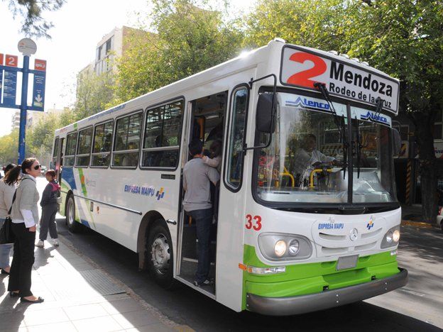 Dueños de micros advirtieron que peligran las frecuencias por falta de combustibles