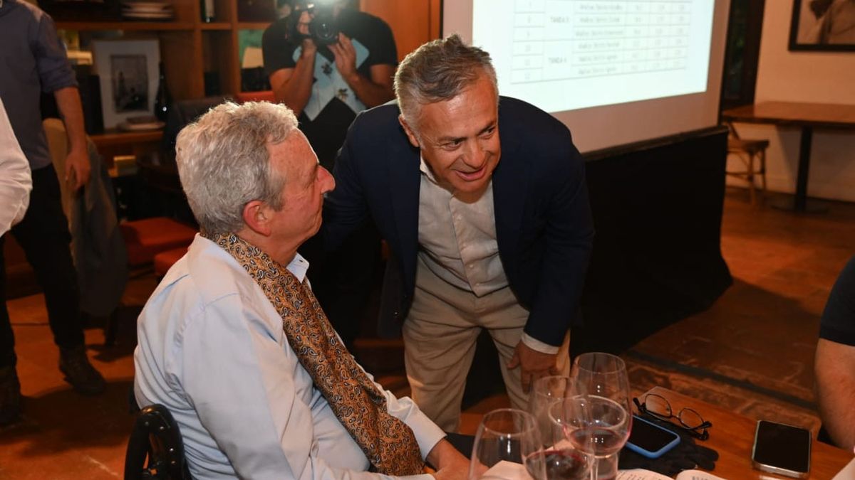 Roberto de la Mota junto al gobernador elector Alfredo Cornejo. Roberto de la Mota junto al gobernador elector Alfredo Cornejo.