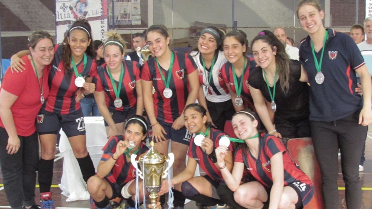 Estas son las chicas de Talleres que quedaron en el segunbdo puesto en el Argentino de cadetes.