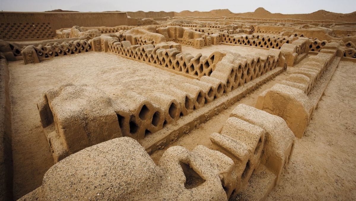 Durante lluvias extraordinarias muy superiores a las habituales en la árida costa norte peruana erosionan muros, deshacen relieves y derrumban estructuras. Durante lluvias extraordinarias muy superiores a las habituales en la árida costa norte peruana erosionan muros, deshacen relieves y derrumban estructuras.