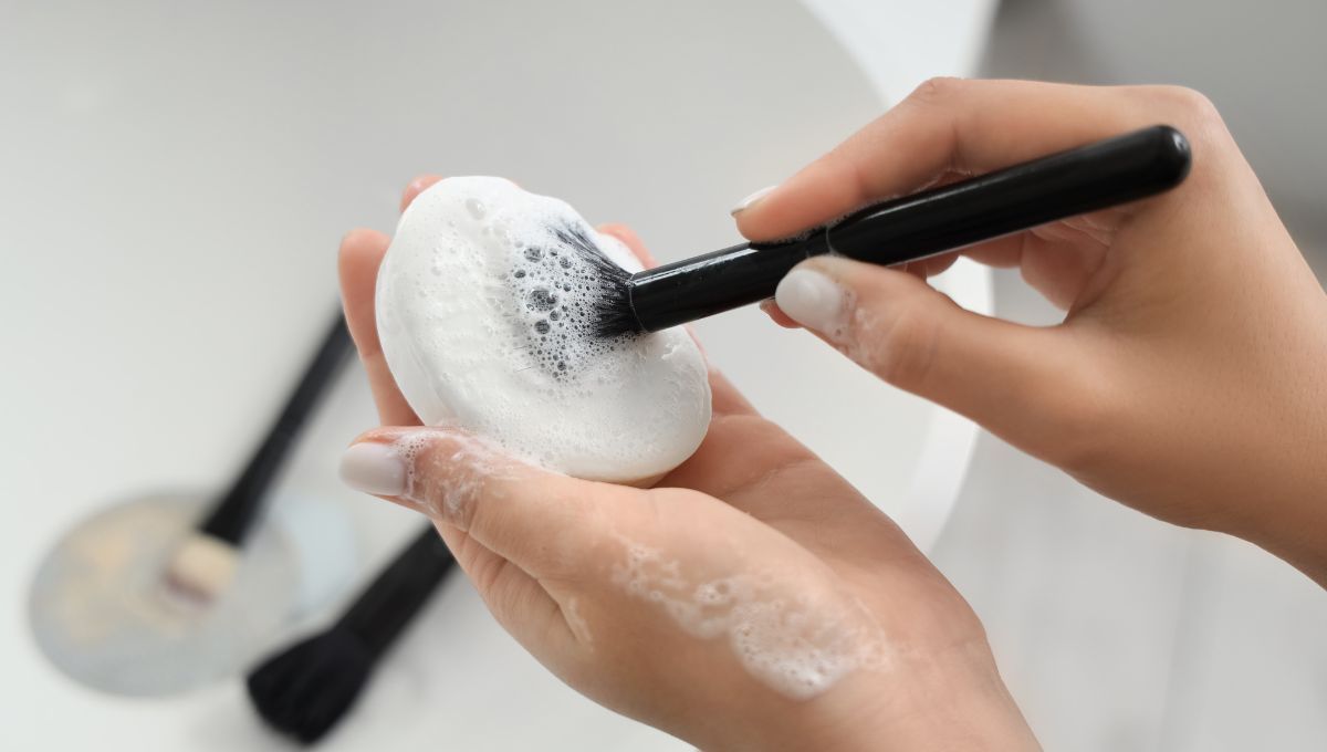 Aprende a lavar las brochas de maquillaje en pocos minutos. Aprende a lavar las brochas de maquillaje en pocos minutos. 