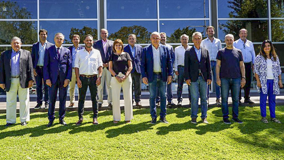 La Mesa Nacional de Juntos por el Cambio. En la fila de atrás se los ve a los mendocinos Alfredo Cornejo y Ernesto Sanz.
