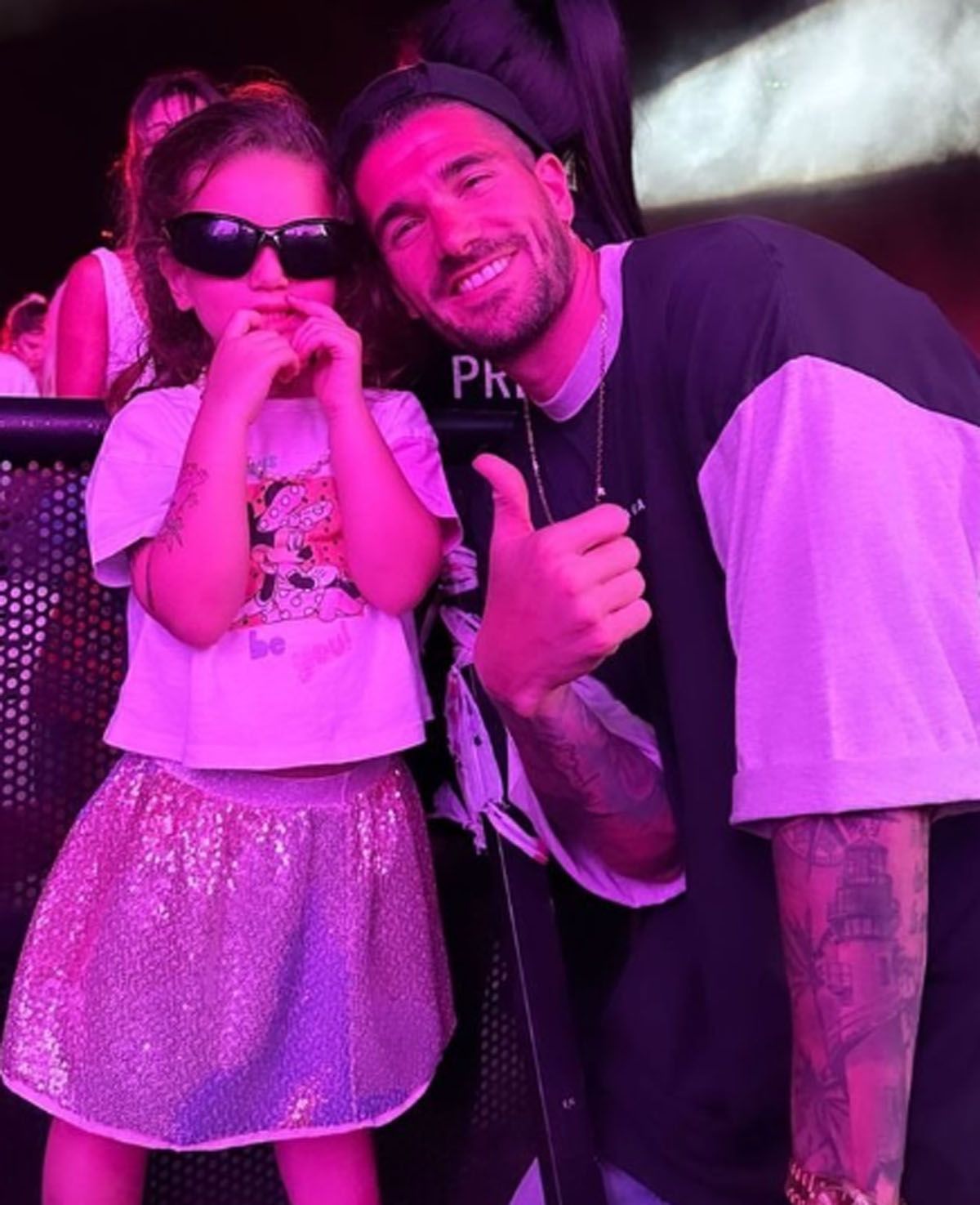 De Paul y su hija, debajo del escenario