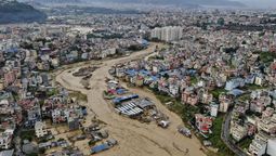 La crecida repentina del río Bhote Koshi provocó inundaciones y arrasó zonas del norte de Nepal. Dejó al menos 95 muertos y cientos de desaparecidos.
