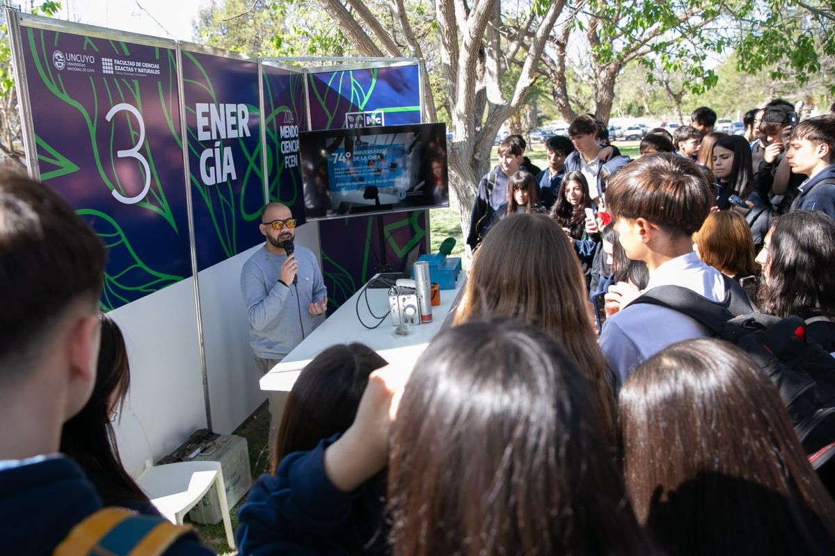 La feria de ciencia y tecnología de la UNCuyo está destinada a estudiantes de los últimos años de las escuelas secundarias. La feria de ciencia y tecnología de la UNCuyo está destinada a estudiantes de los últimos años de las escuelas secundarias.