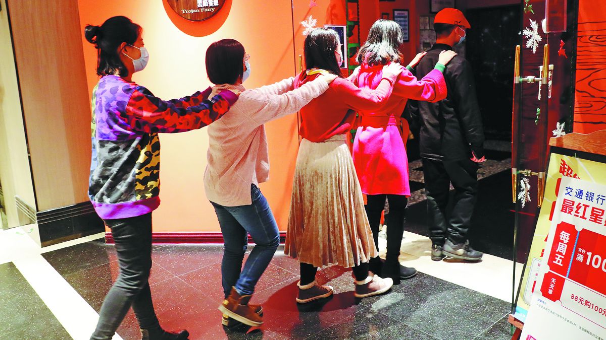 Las clientas son “conducidas” al restaurante Trojan Fairy en Beijing para experimentar una cena en la oscuridad. ZOU HONG / CHINA DAILY &nbsp;