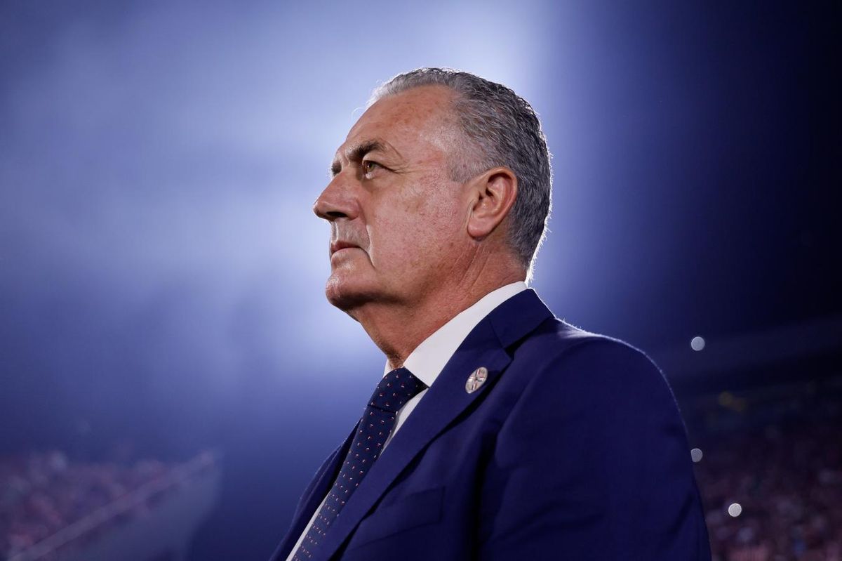 Gustavo Alfaro va en búsqueda del punto ganador.