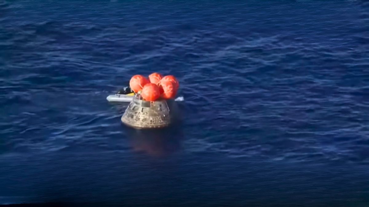 Así se veía la cápsula Orión en el mar, media hora después del amerizaje. Así se veía la cápsula Orión en el mar, media hora después del amerizaje.