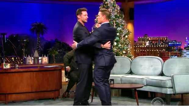 Hugh Jackman enseña a bailar a John Cena