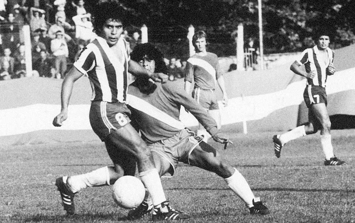 El caño de Maradona contra Talleres quedó en la historia.