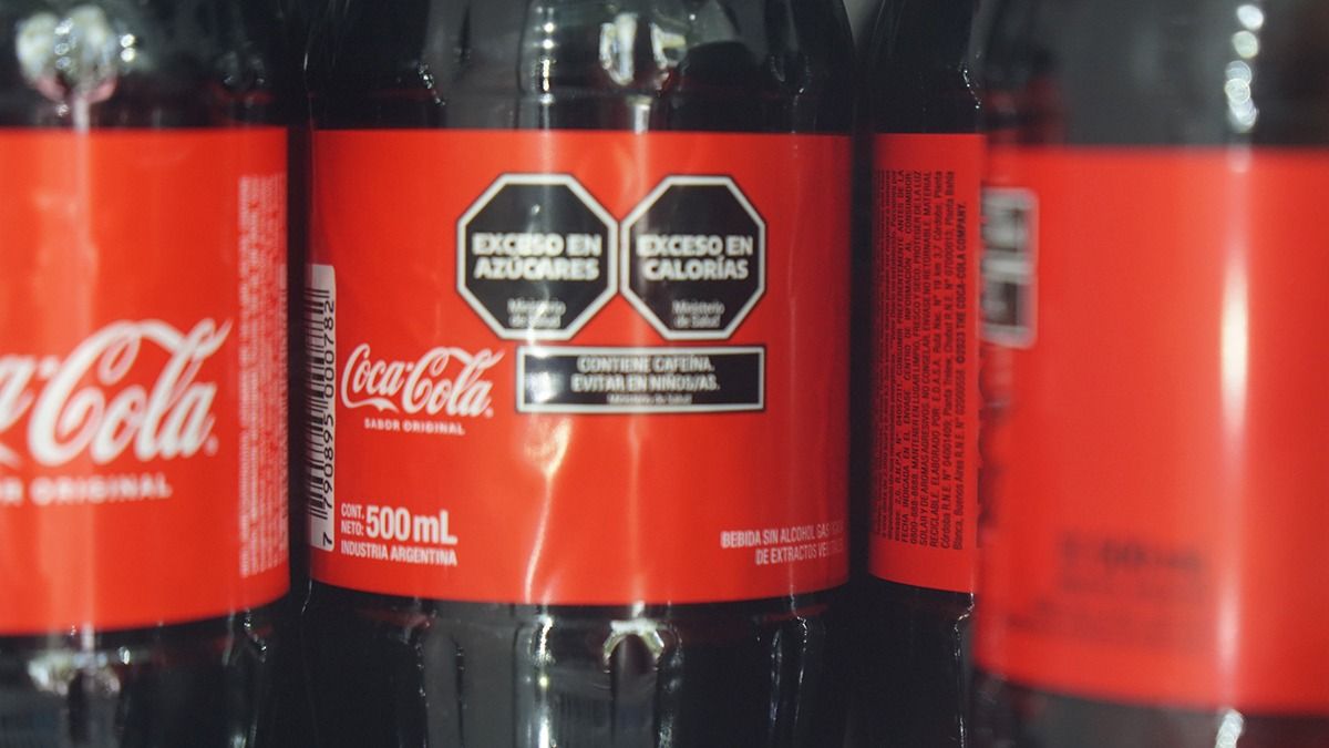 Los productos argentinos tienen octógonos negros para advertir sobre exceso de grasas saturadas, sodio, azúcares, grasas totales y rectángulos que indican que poseen edulcorantes o cafeína. Los productos argentinos tienen octógonos negros para advertir sobre exceso de grasas saturadas, sodio, azúcares, grasas totales y rectángulos que indican que poseen edulcorantes o cafeína.