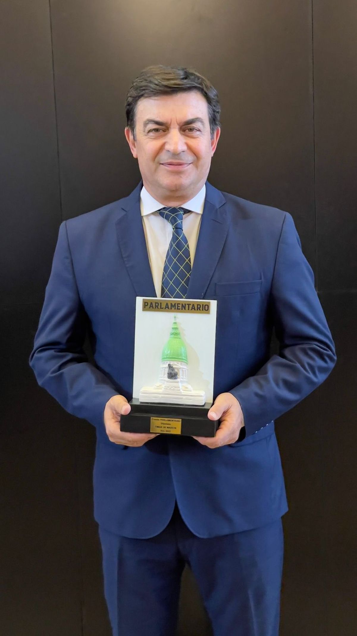 Omar De Marchi con su premio.