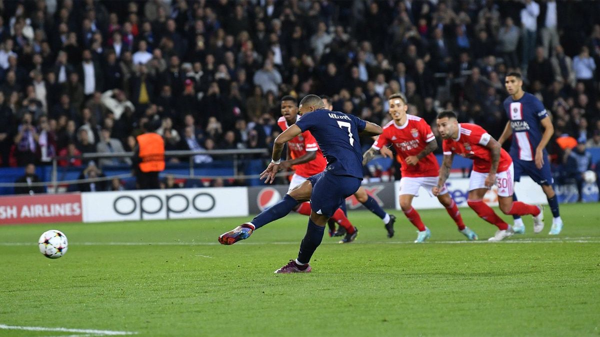 Kylian Mbappé se lució con su disparo, para anotar el gol del PSG.