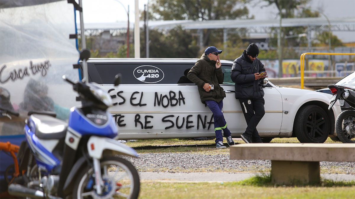 El popular músico L-Gante llegó al lugar con una limusina pintada con graffitis en recuerdo de