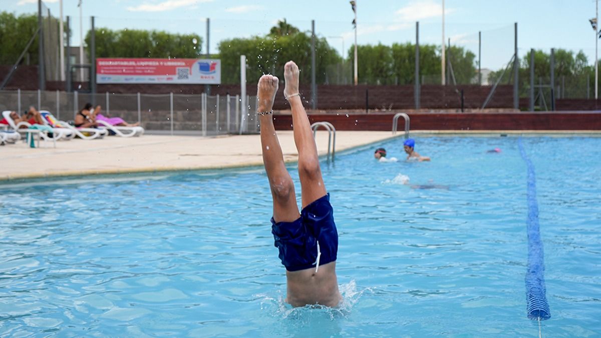 Las piletas de clubes son un buen refugio para el calor. A partir de este verano, las de Luján de Cuyo deberán contar con un guardavidas profesional. Las piletas de clubes son un buen refugio para el calor. A partir de este verano, las de Luján de Cuyo deberán contar con un guardavidas profesional.