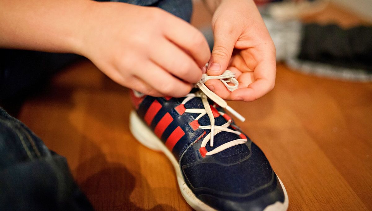 Qué significa la forma en que te atas los cordones, según la psicología
