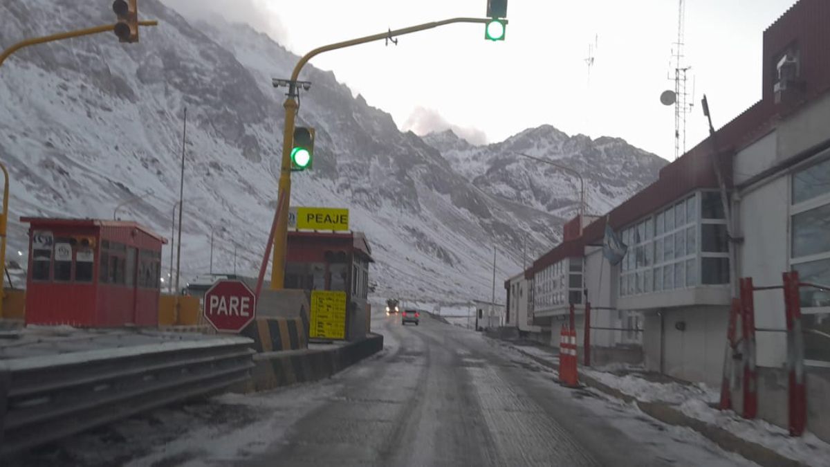 Desde las 13 el Paso Cristo Redentor quedará cerrado para todo tipo de vehículos por nevadas en alta montaña.