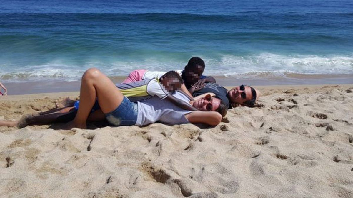 Marianela y Gustavo, los padres mendocinos que adoptaron a dos niños africanos fueron afectados por la confusión con el caso de Bahía Blanca y pidieron a la Justicia que no se usen más sus fotos.